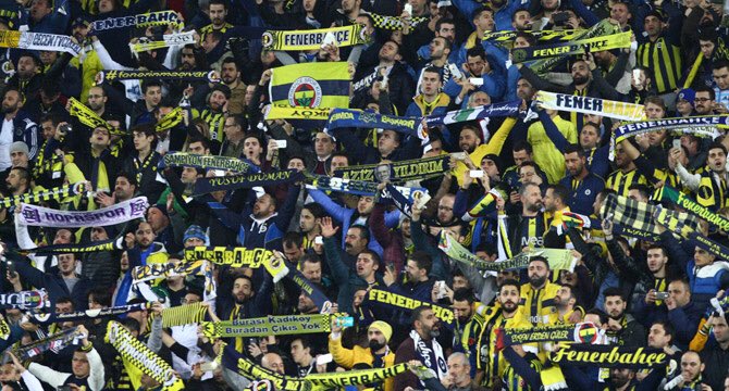 Fenerbahçeyi bu hale getiren comolli kadar Fenerbahçe taraftarınında çok hatası var defansif oynatıyo diyip Aykut hocayı gönderttirdi,souza-topal ikilisini bozdurttu,bir diğeride çöp dedikleri sadece penaltıdan atıyo dedikleri guliano #ComolliİSTİFA #taraftartakımakarışma