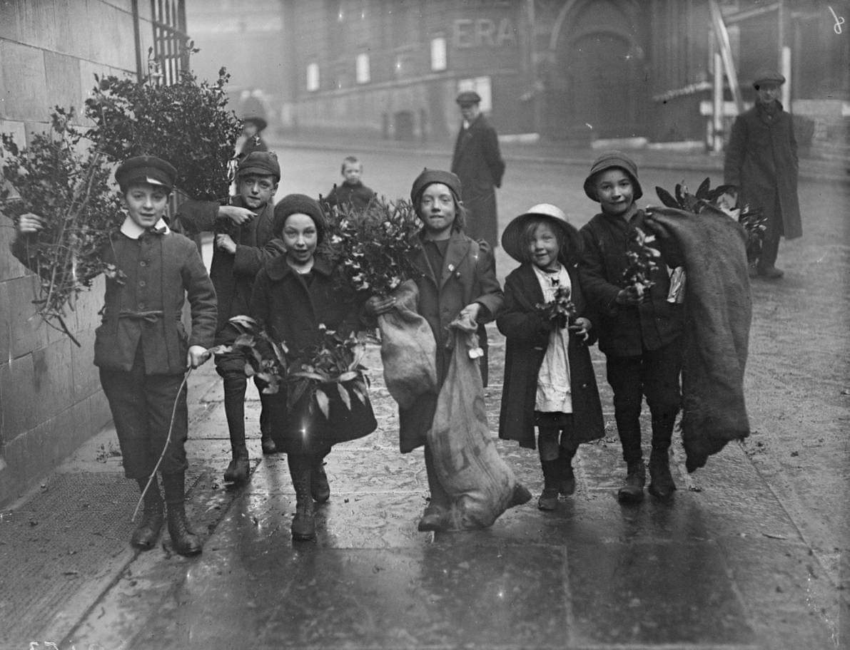 eidergorostiza's tweet photo. Children carrying holly and mistletoe in London (1915)
#mihura eta #gorostia https://t.co/nd39A1ZP3H