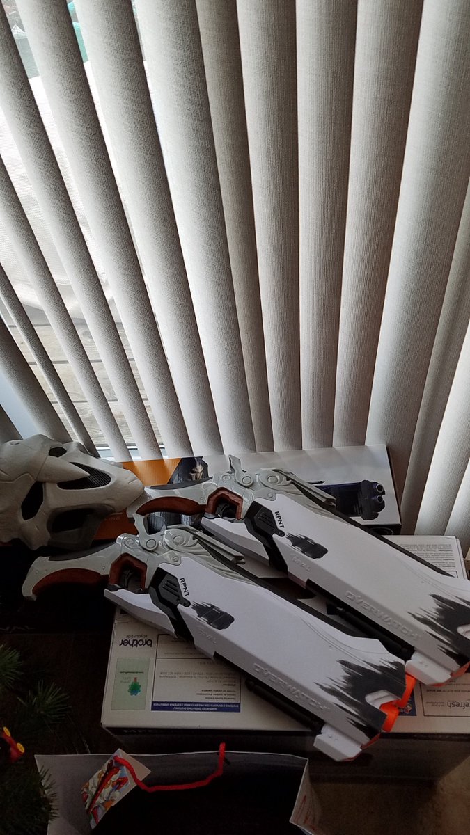 Essrayle's tweet photo. So I got these, the Wight Collection. Guns are actually pretty weighty.   Gotta pull the loop and push hard to reload after each shot, holds 8 in   clip. Comes with the mask. @OverwatchFeed  @PlayOverwatch  #Overwatch #Reaper #HellfireShotguns https://t.co/zDDgwE5lO4