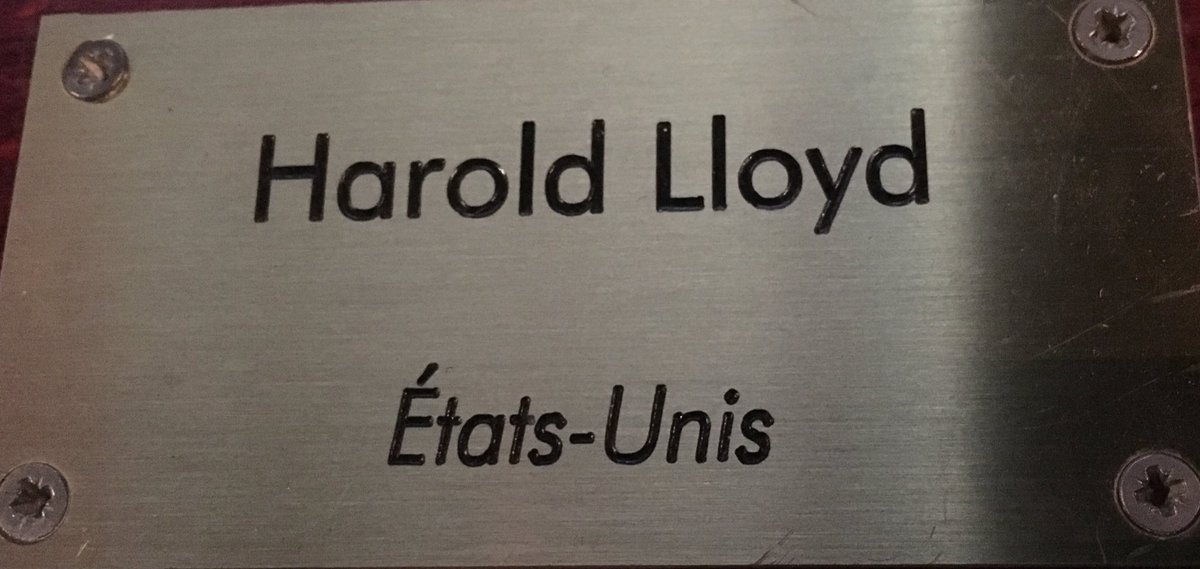  #LesCinéastesDuHangarRangée 4 :83 -HAROLD LLOYD20 avril 1893 - 8 mars 1971(U.S.A.)Surtout en tant qu’acteur :- Monte Là-Dessus (23)- Ça t’la coupe (24)- Vive le Sport (25)Il a aussi (co)réalisé :- Le Petit Frère (27)- A La Hauteur (30)- Silence on tourne ! (32)