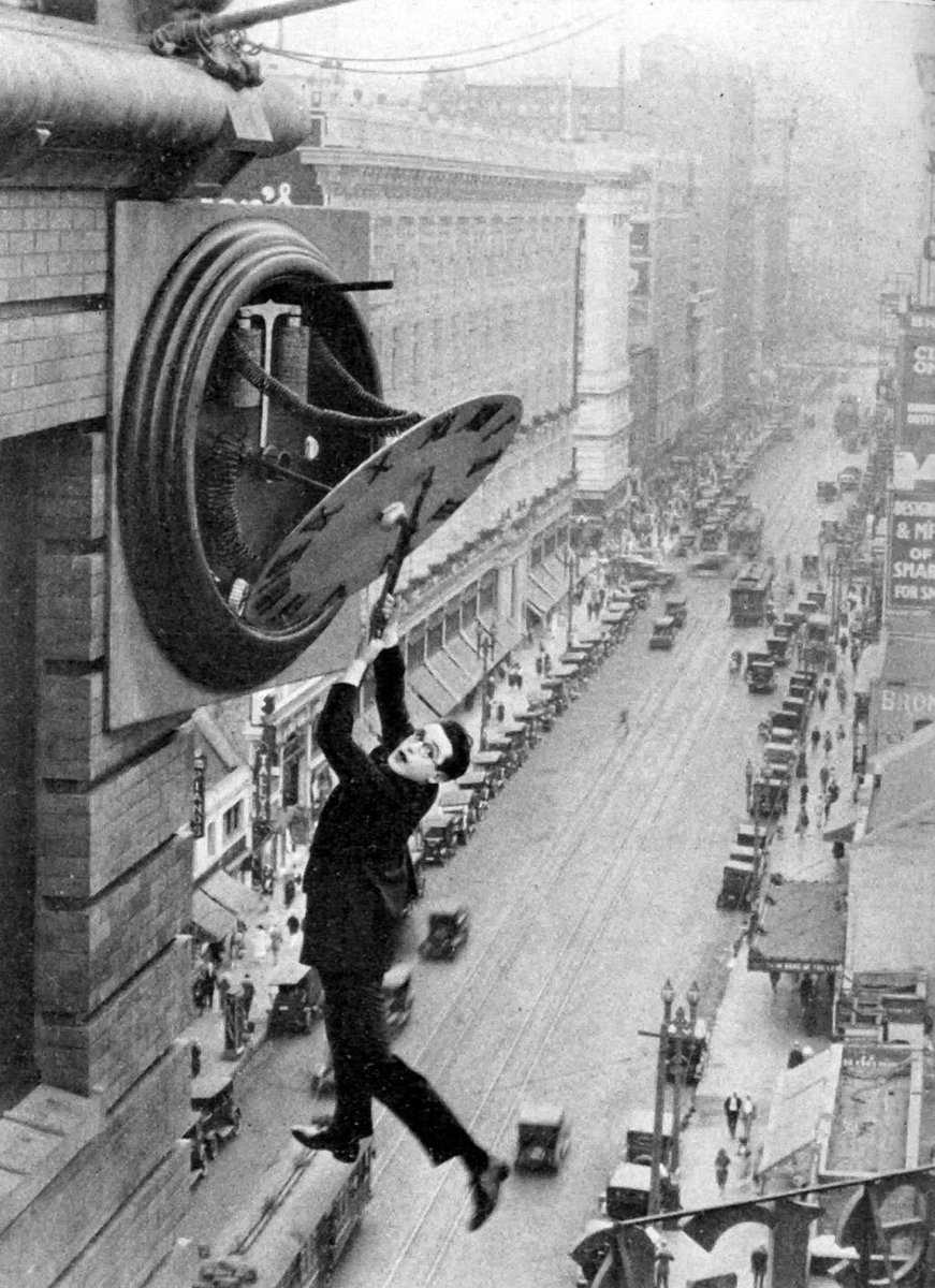  #LesCinéastesDuHangarRangée 4 :83 -HAROLD LLOYD20 avril 1893 - 8 mars 1971(U.S.A.)Surtout en tant qu’acteur :- Monte Là-Dessus (23)- Ça t’la coupe (24)- Vive le Sport (25)Il a aussi (co)réalisé :- Le Petit Frère (27)- A La Hauteur (30)- Silence on tourne ! (32)