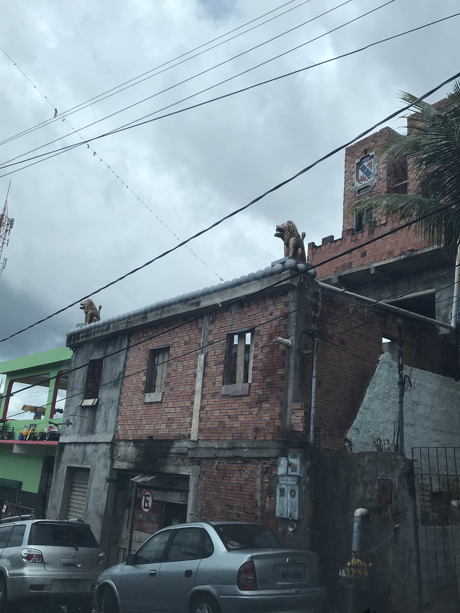 luizasreis's tweet photo. mano o cara tá simplesmente construindo um MINI CASTELO no meio da compensa com direito a leão dourado, torre e brasão nas janelas https://t.co/8Su9s7Vxu9