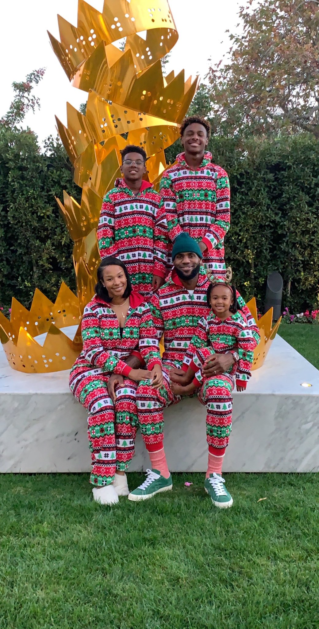 LeBron James on X Merry Christmas to all from the JamesGang https t eTqLNuvd0m X