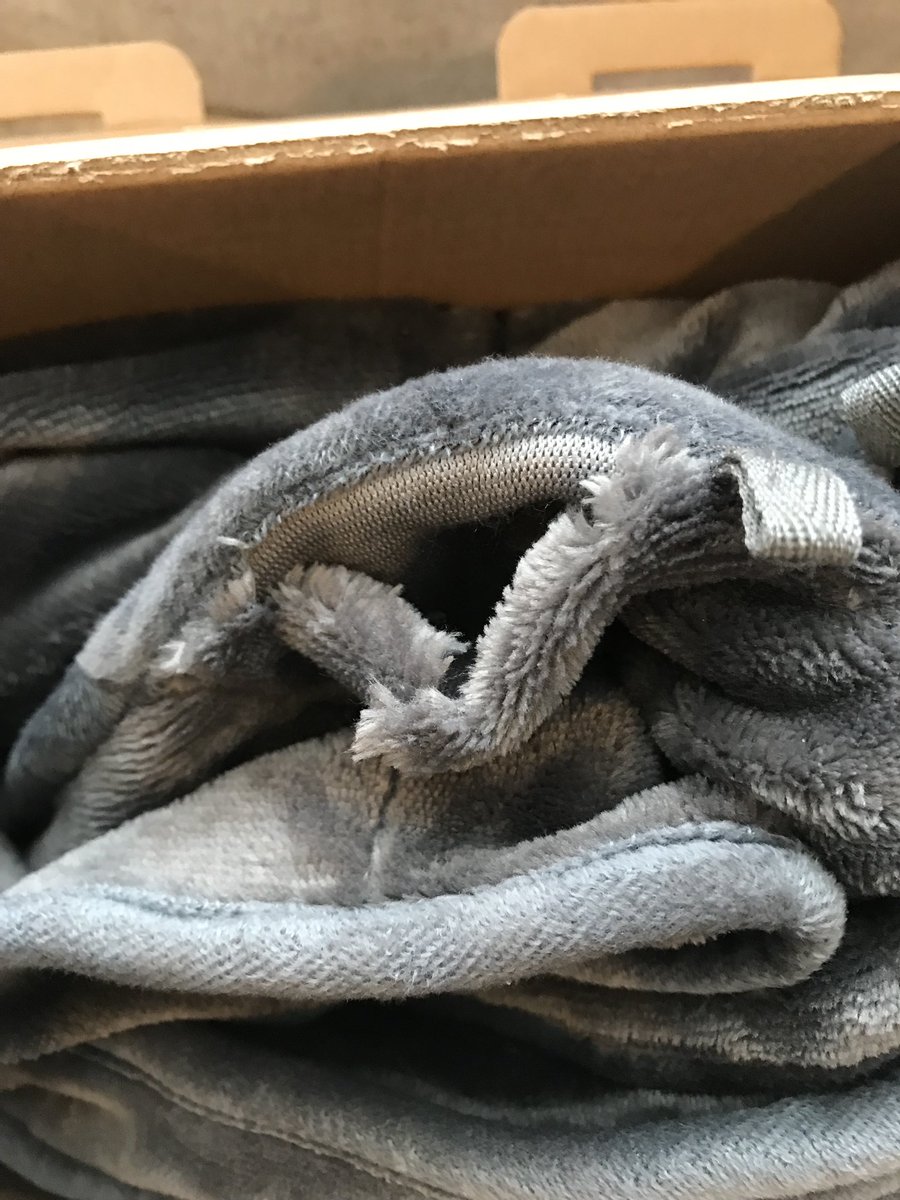 Janisa_Raelyn's tweet photo. @BedBathBeyond so annoyed that my mom opened a broken Christmas present this morning. I spent over $100 for this blanket and it spilt everywhere. https://t.co/idQuxiwuuu