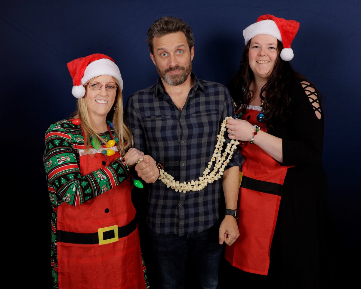 KimBee628's tweet photo. MERRY CHRISTMAS!! 🎅🎄#JaxCon #NaughtyList #SantaHats #PopcornString #ChristmasCookies #HoHoHo #SantasHelpers #Memories https://t.co/d39I7MYABD
