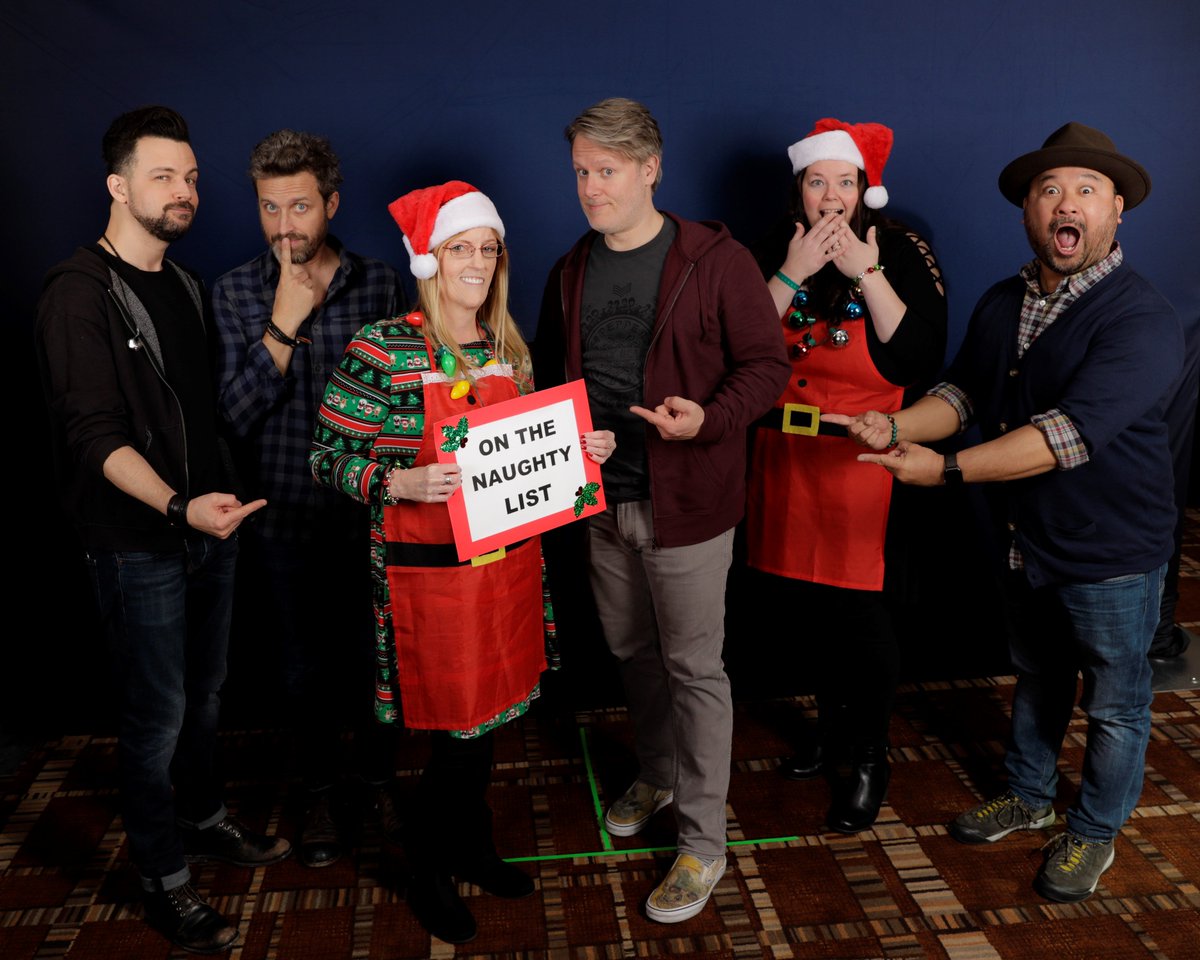 KimBee628's tweet photo. MERRY CHRISTMAS!! 🎅🎄#JaxCon #NaughtyList #SantaHats #PopcornString #ChristmasCookies #HoHoHo #SantasHelpers #Memories https://t.co/d39I7MYABD