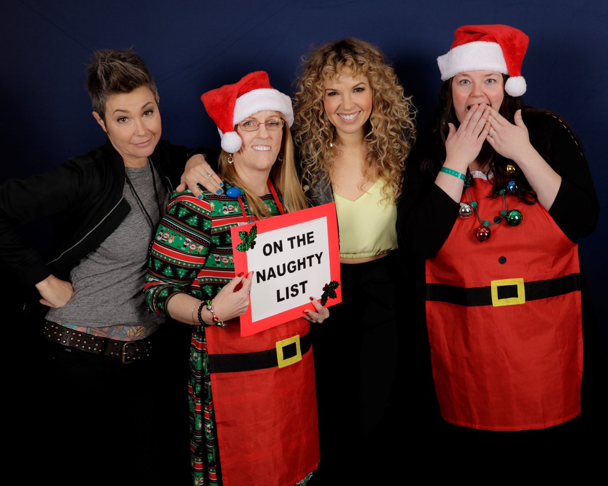 KimBee628's tweet photo. MERRY CHRISTMAS!! 🎅🎄#JaxCon #NaughtyList #SantaHats #PopcornString #ChristmasCookies #HoHoHo #SantasHelpers #Memories https://t.co/d39I7MYABD