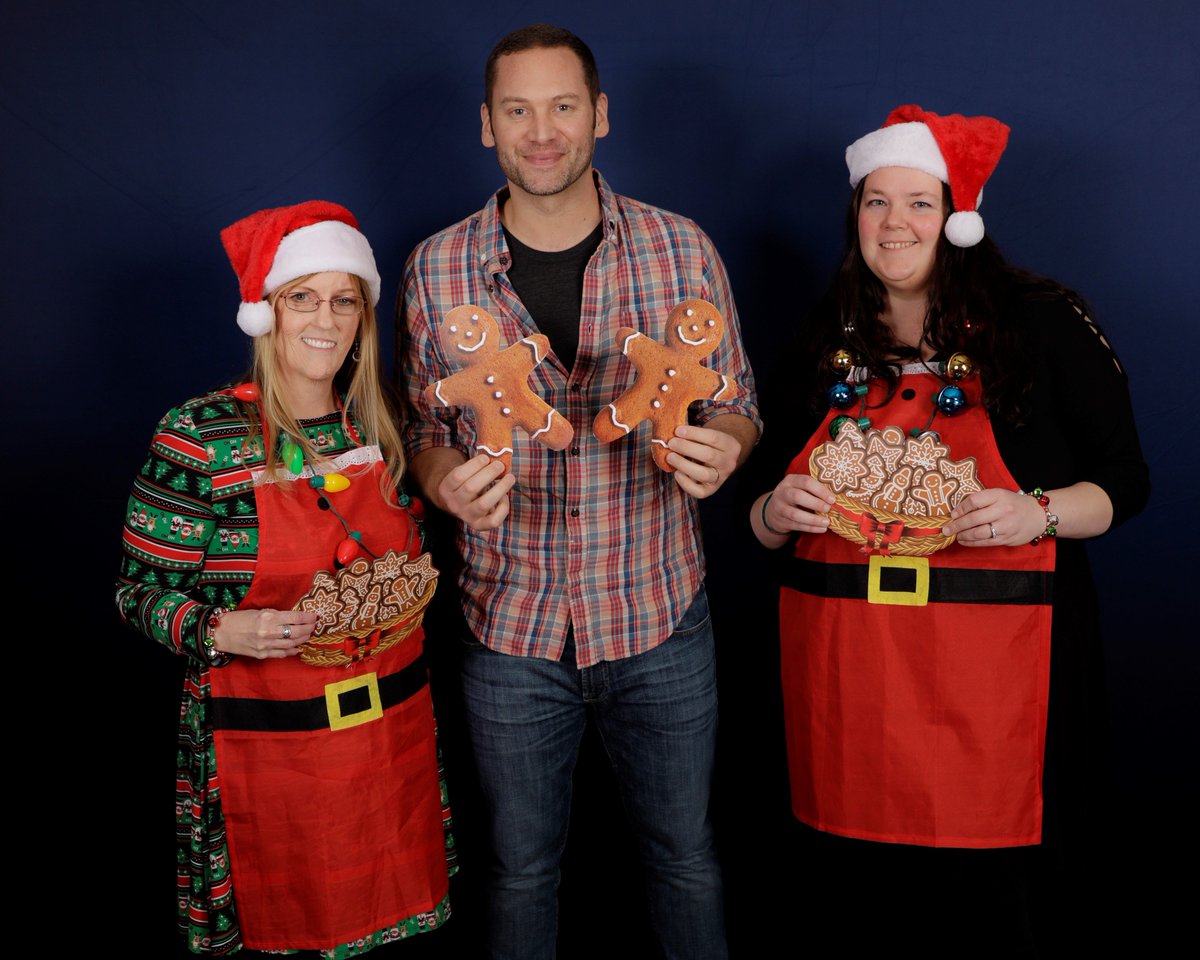 KimBee628's tweet photo. MERRY CHRISTMAS!! 🎅🎄#JaxCon #NaughtyList #SantaHats #PopcornString #ChristmasCookies #HoHoHo #SantasHelpers #Memories https://t.co/d39I7MYABD