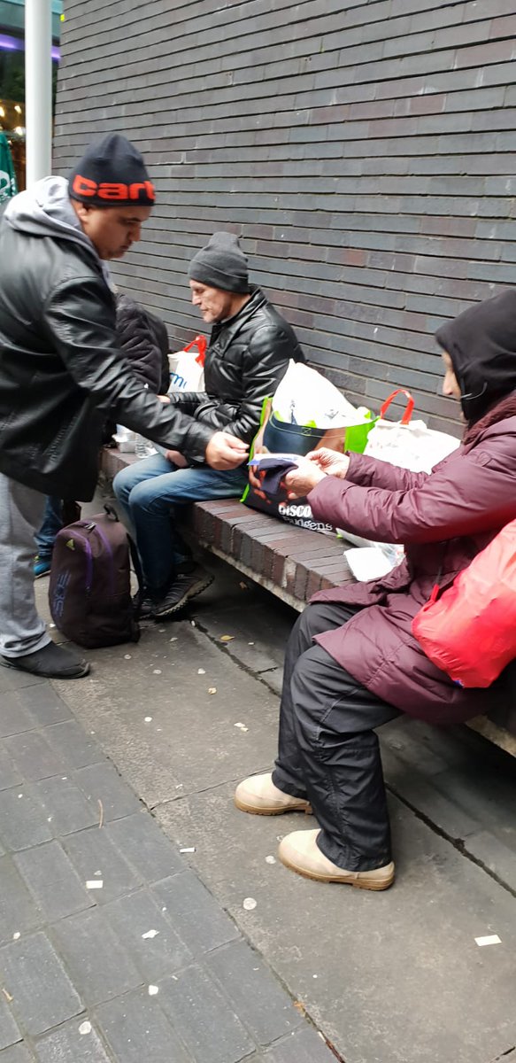 Alhamdulillah today more than 100 boxes of hot food were distributed to the homeless people in Mannchester City Center by khuddam from multiple qiadats of Darul Amaan Region, North West. #mkauk #Ahmadiyya #Islam <a href="/UKMuslimYouth/">AMYA UK</a> <a href="/ManCityCouncil/">Manchester City Council</a>