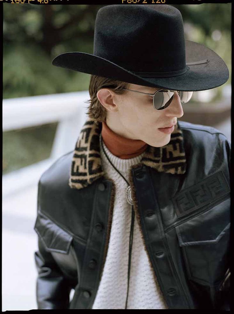 ModaNews2's tweet image. "CHRISTMAS COWBOY 🤠 @XavierBuestel Goes West for the Holidays 📸 by Edouard Plongeon for @GQRussia 🇷🇺 #FW18 #XavierBuestel #NYMMMen #NYMMIcon #Christmas2018 https://t.co/sJ7rnTFktL"