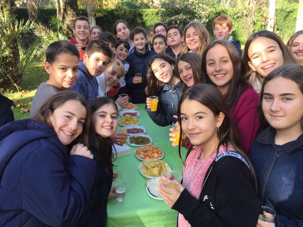 ebonsalvador's tweet photo. Les classes guanyadores de la decoració de #Nadal van gaudir d’un pica-pica com a premi!!! 😋😋😋 #1rESOB #2nESOB #3rESOB https://t.co/SnlgpTx3TO