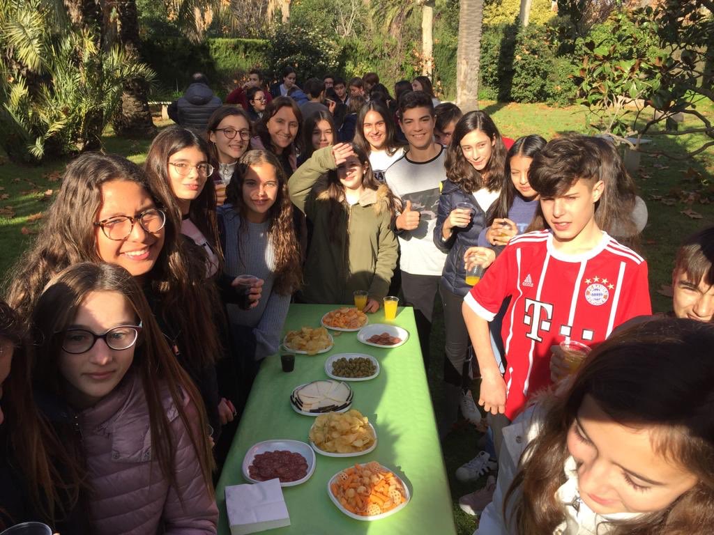 ebonsalvador's tweet photo. Les classes guanyadores de la decoració de #Nadal van gaudir d’un pica-pica com a premi!!! 😋😋😋 #1rESOB #2nESOB #3rESOB https://t.co/SnlgpTx3TO