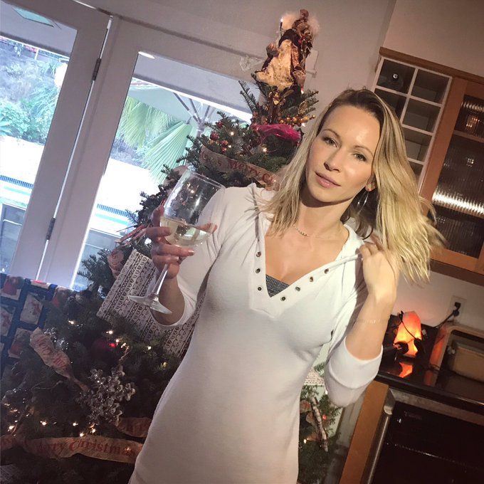 Merry Christmas 🎄 and Happy Holidays https://t.co/sFXKOcxCah