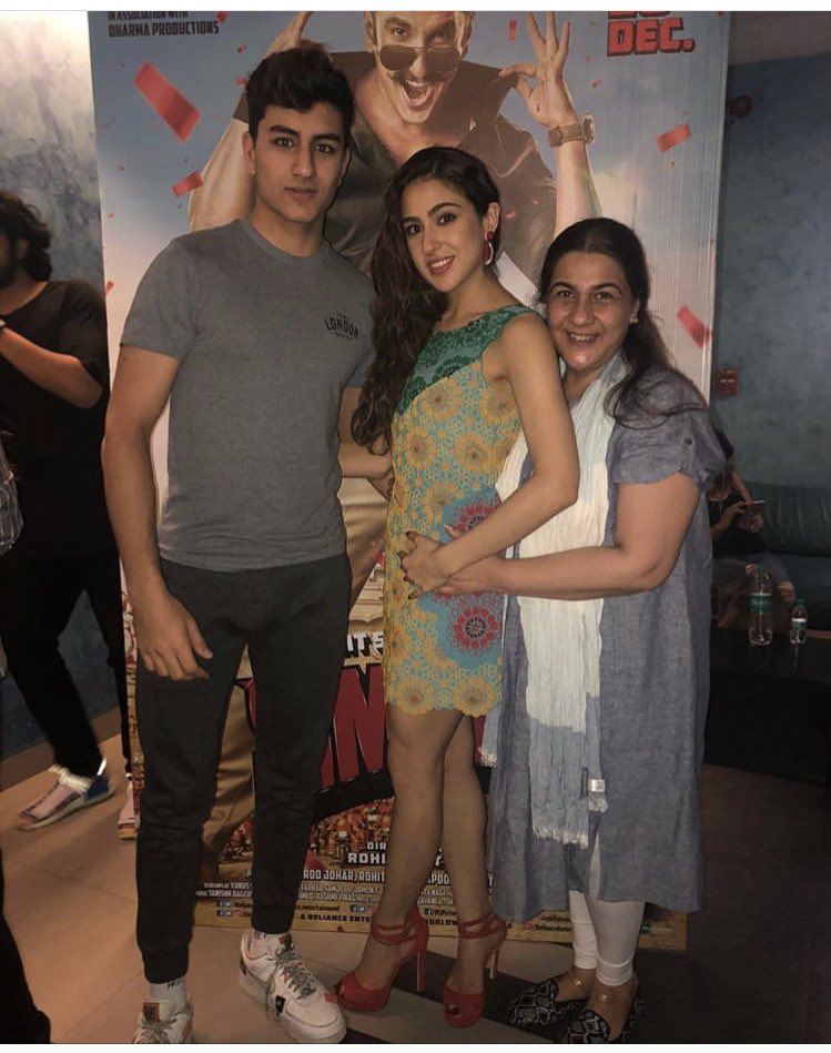 RanveeriansFC's tweet photo. PICs #7 Sara Ali Khan with her mum and brother at #SimmbaScreening tonight 😍❤️ https://t.co/LjZ9I5RavE