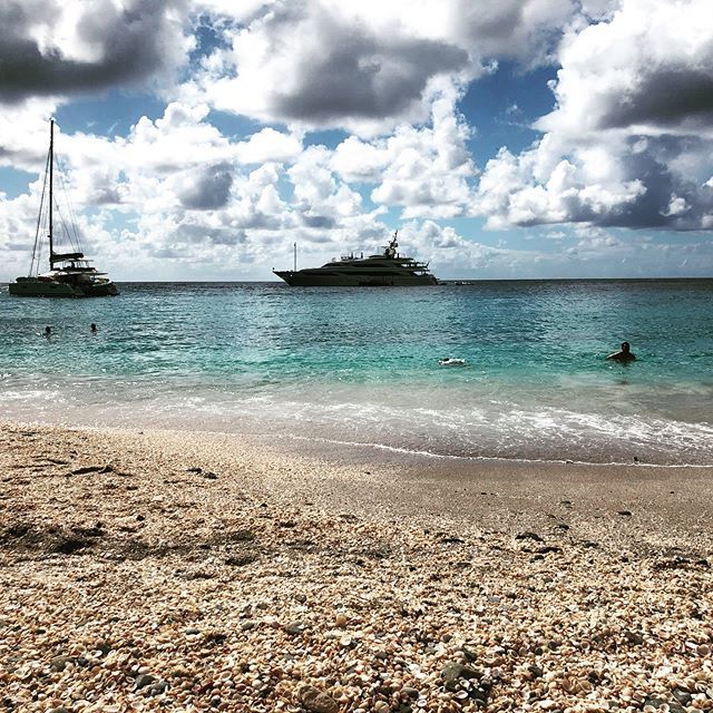 Hanging out with the yachts in St. Barthélemy #travel #cruise #caribbean #stbarths #shellbeach #caribbeanchristmas #princesscruises #pacificprincess #loveboat @princesscruises 🚢🛳⚓️🏝🏖