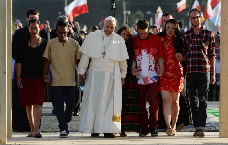 KOStFrancis's tweet photo. #PopeFrancis in '15: “We must regain the conviction that we need one another, that we have a shared responsibility for others &amp; the world...” Last wk: "May our hearts not be closed as were the houses in Bethlehem" Today: "Our differences...are a source of richness" #Peace #Love https://t.co/4aqOJZbuTM