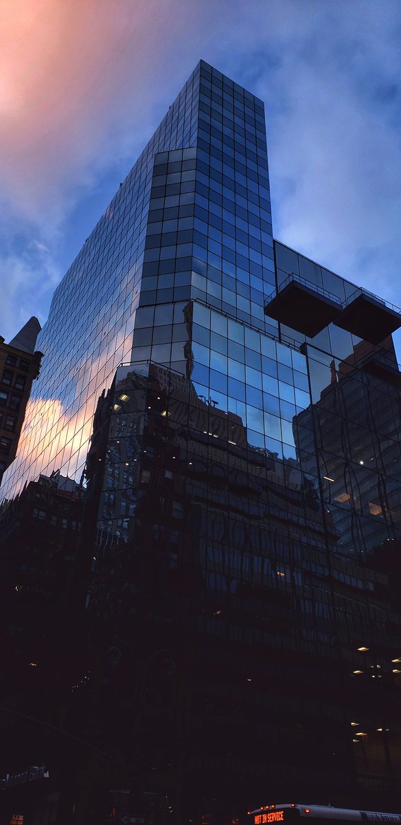 iamwaynegilbert's tweet photo. What's the holidays without... #giftofgalaxy #bestcamera #samsung #MerryChristmas #architecture #nyc #sunsets #reflections #colorful #skies #dualaperture #promode #GalaxyNote9 #withGalaxy @SamsungMobileUS @Samsung837 https://t.co/LWS9ZEMQ6A