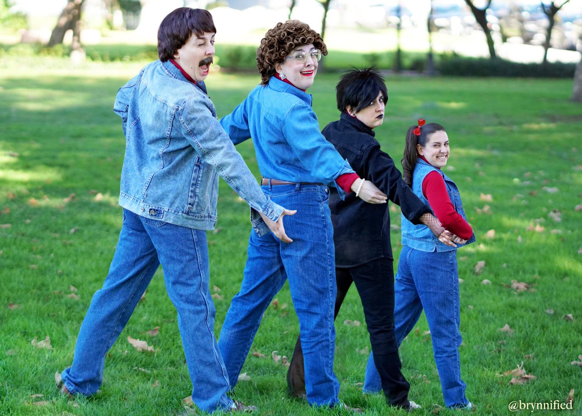 BrynnShuller's tweet photo. A Christmas gift from me to you! A bonus pose from The Brynns!
#itwasconsensual #brynnified #thebrynns #funny #awkwardfamilyphotos #christmas https://t.co/ek6D0AsvH0