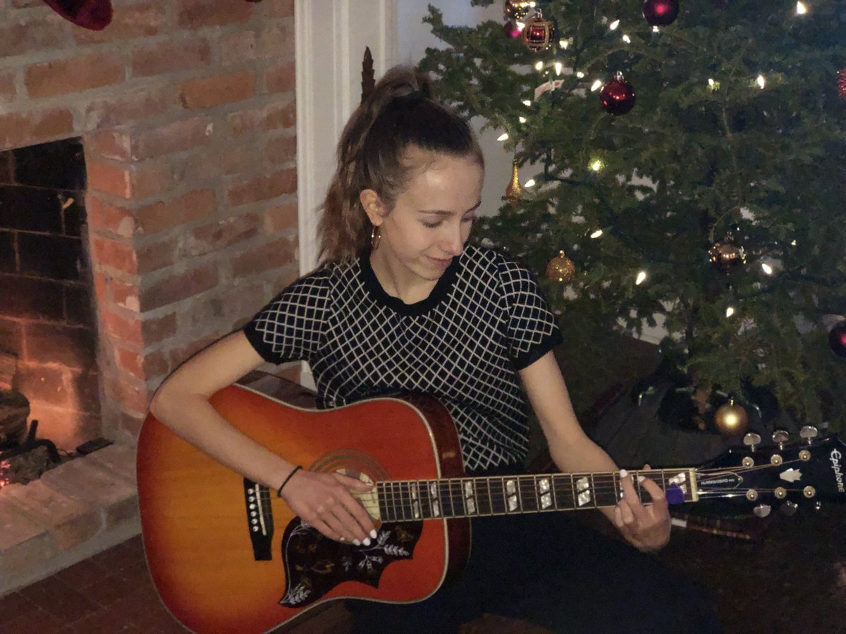 Merry Christmas everyone! 🎄 #newguitar #christmastunes