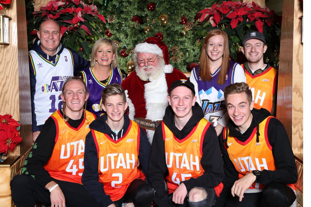haydzz7's tweet photo. Santa is a jazz fan @utahjazz @spidadmitchell @rudygobert27 @Joeingles7 #TeamIsEveryThing https://t.co/SN5lV5St3G