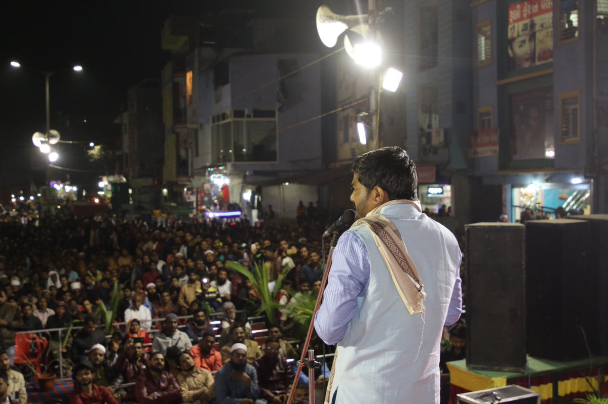 HardikPatel_'s tweet photo. अहमदाबाद में हमारी आवाज़,हमारा अधिकार के बेनर तले आयोजित सर्व धर्म जनसभा को संबोधित किया.आज का युवा देश को जोड़ना चाहता है।हिंदुस्तान को सोने की चिड़ियाँ बनाना चाहता हैं।धर्म की नफ़रत हम नहीं पालते.मुझ में थोड़ी सी जगह भी नहीं नफ़रत के लिए,मैं तो हर वक़्त मोहब्बत से भरा रहता हूँ। https://t.co/ro8vUJEpZP