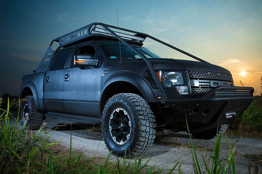 Тойота тундра раптор. Полиуретановое покрытие для автомобиля. Line-x красный. Toyota tundra castle. X line машина.