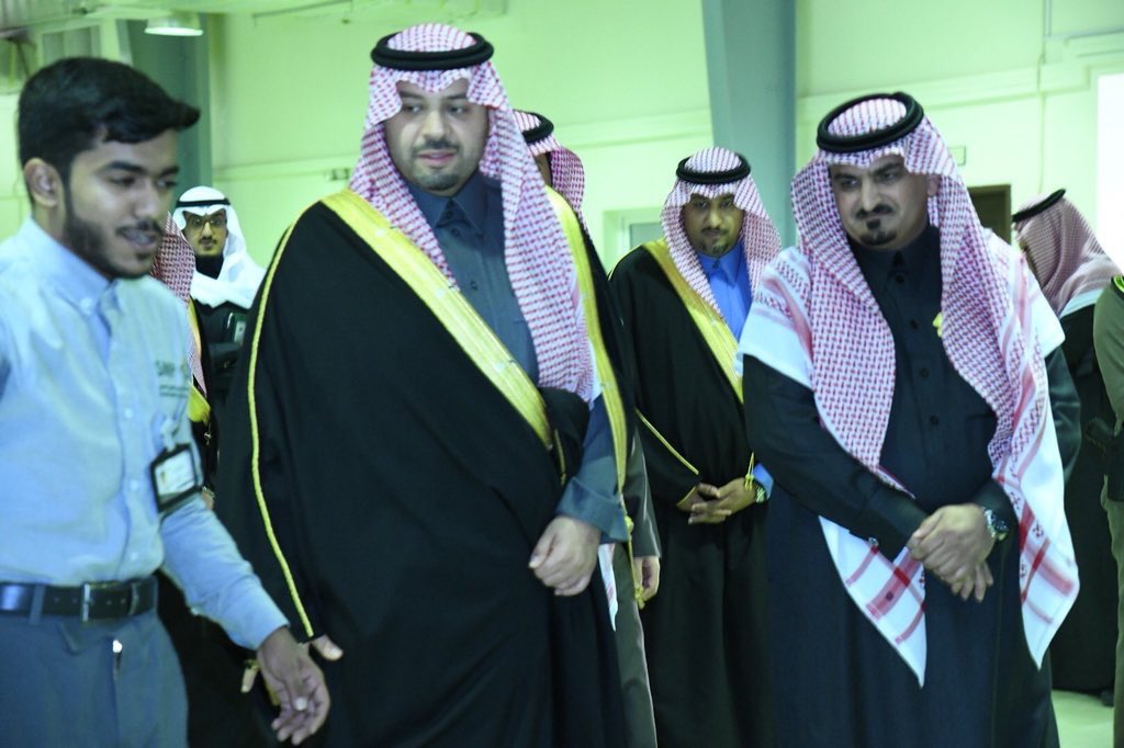 ALwuhub's tweet photo. يظهر في الصورة 
عايد بن  فيصل بن جروح الوهبي 
أثناء شرحه في #الصناعات_التعدينية
لصاحب السمو الملكي الأمير : 
فيصل بن خالد بن سلطان آل سعود https://t.co/mogX9EaLRV