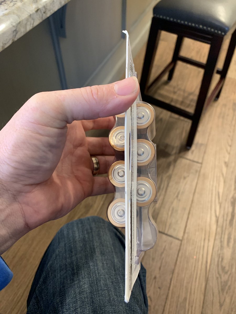NotL8's tweet photo. 7 of 8? WTF @Duracell #packagingmalfunction https://t.co/26k3ZGIPiM