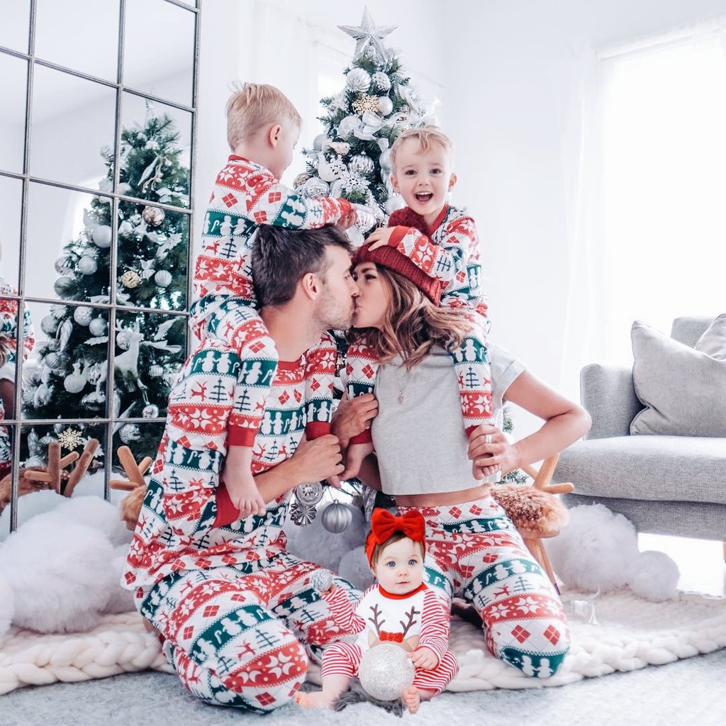 LxTulipeBlanche's tweet photo. * ❅　  　　 * 　　　
 . Estar al lado de quienes más amas,
　.  .   ❅ eso es Navidad.
　.　　  ✦ 　　 ❅  · ✧
⊹ ❅ · 
 · 　  ❅ #Navidad2018, el Mural.
  　　.* 　　　 ✦   ❆
　   ❆ ⊹ 
.* 　　　 ✦   ❆
✧ #Nessia #TwinsNessia #GirlNessia https://t.co/ykoVn0WUof
