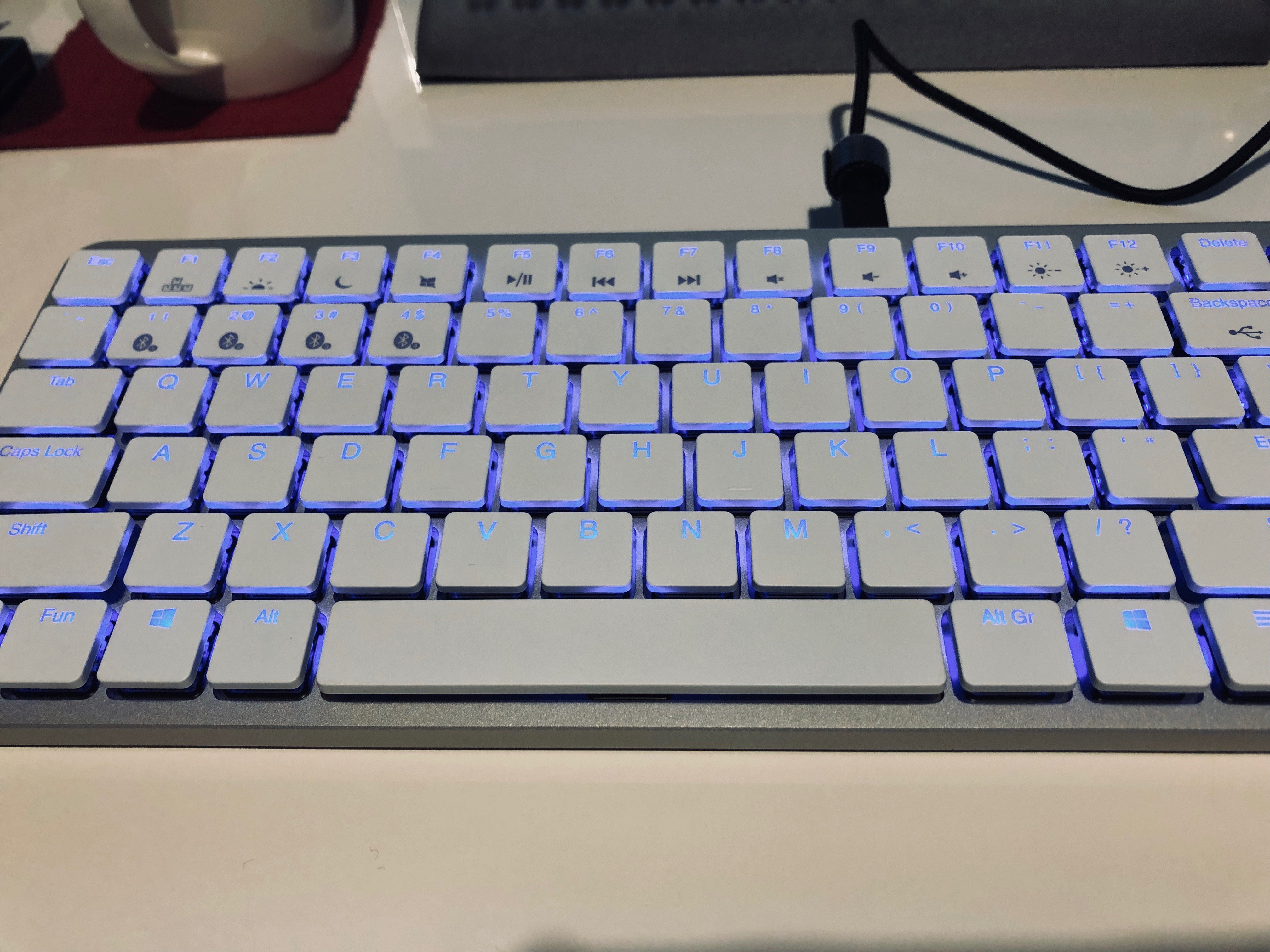 تويتر Kawahiro على تويتر Kickstarterで支援した薄型無線メカニカルキーボード Hexgears X 1 Mechanical Keyboard が届いたよ 天面がアルミでシャレオツなデザイン 僕が選んだ白はmacとかipodに似合いそうな雰囲気 Ledで 点滅パターンとか色とかいろいろ変更可能