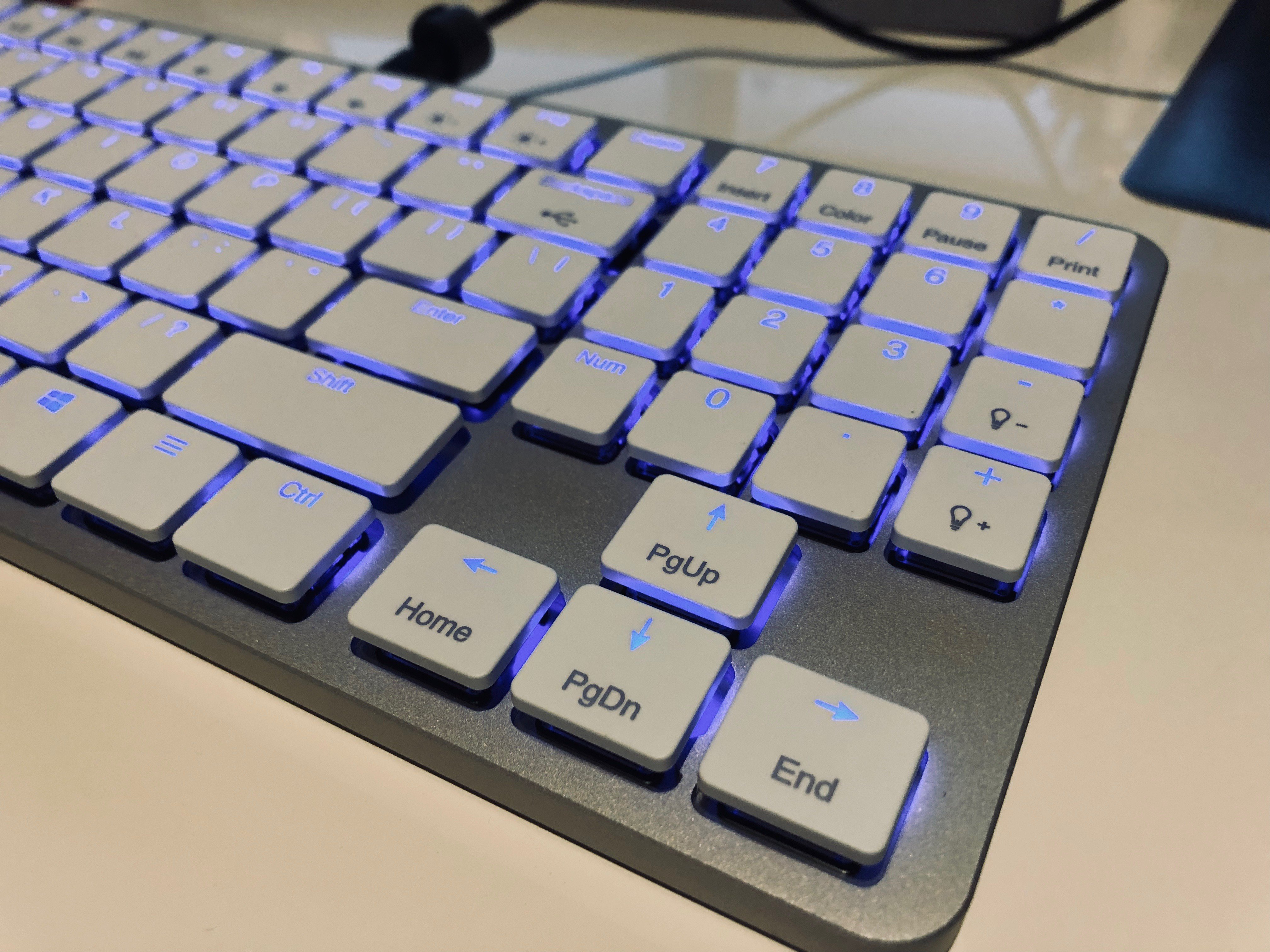 تويتر Kawahiro على تويتر Kickstarterで支援した薄型無線メカニカルキーボード Hexgears X 1 Mechanical Keyboard が届いたよ 天面がアルミでシャレオツなデザイン 僕が選んだ白はmacとかipodに似合いそうな雰囲気 Ledで 点滅パターンとか色とかいろいろ変更可能