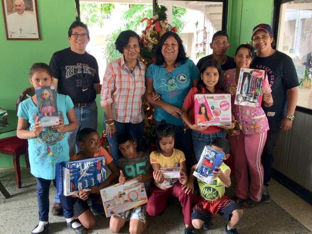 FSocialCaroni's tweet photo. #25Dic Gestión del alcalde de Caroní @OviedoPSUV, obsequia #UnRegaloEnNavidad, en las casas hogares; Miguel Magone, Madre Emilia y Renacer de Guayana. A través de equipos; @CmdnnaCaroni, @FSocialCaroni, @Marianela_PSUV. #CaroniParaVivir. Gracias al presidente @NicolasMaduro https://t.co/WSOwll0hDx