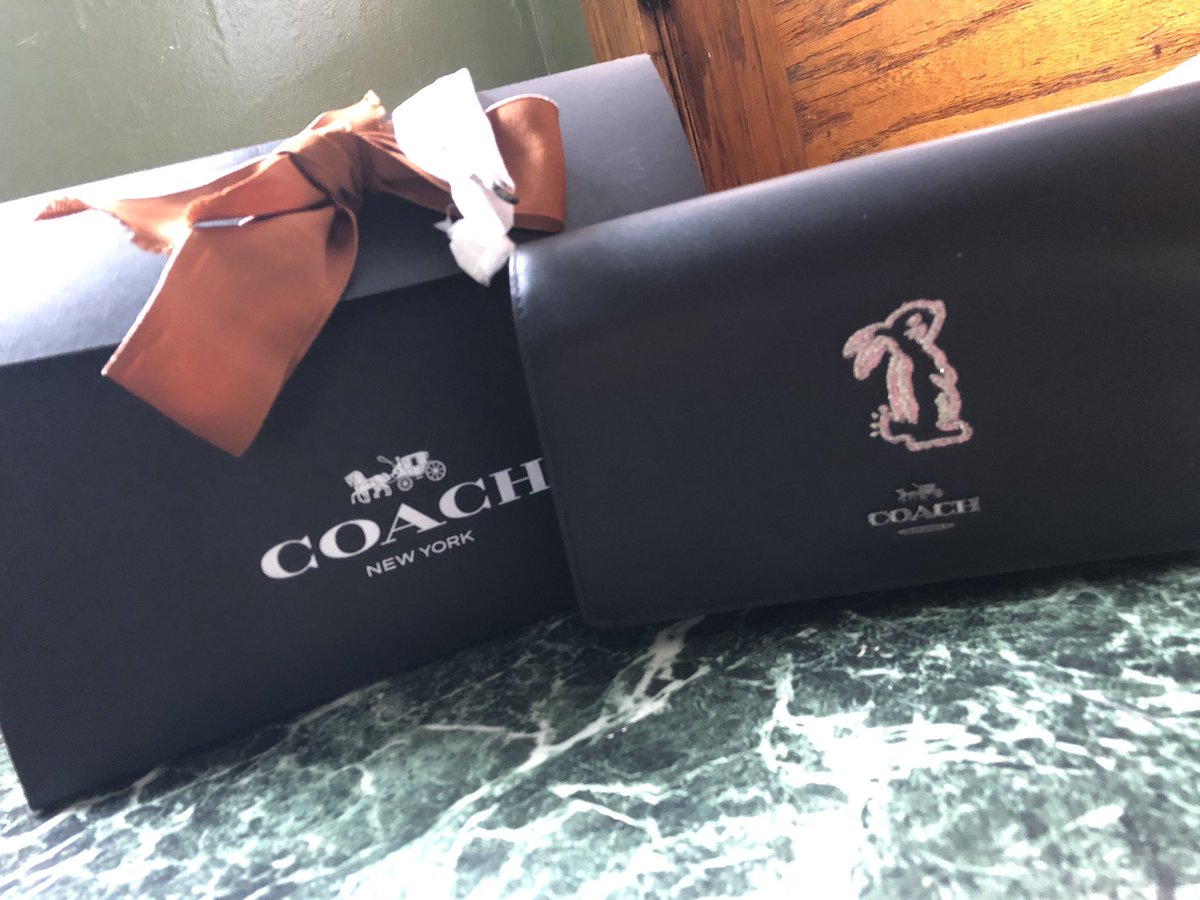 PerksSelena's tweet photo. Stay tune for photos of me with my new purse!  #notperfectalwaysme @selenagomez @Coach @SelenaFanClub 💕💕💕❤️❤️❤️😍😍😍 https://t.co/AvhpqtKkX2