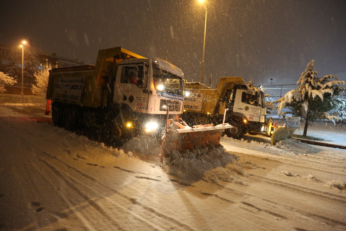 Anayolların, bulvarların ve sokakların kapanmaması için ekiplerimiz
aralıksız çalışıyor. Bu süreçte göstermiş oldukları hoşgörü ve
duyarlılıktan dolayı vatandaşlarımıza teşekkür ediyorum.