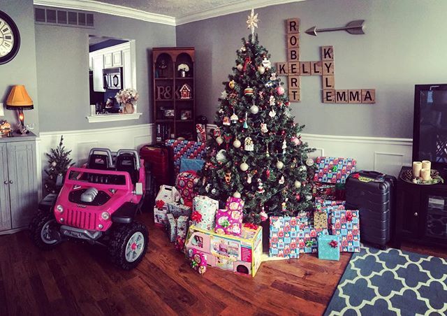 rob_jarrell's tweet photo. From my family to yours, Merry Christmas and Happy Holidays!🎄 Someone is going to be very excited today! https://t.co/EJ5h3Bz8w6 https://t.co/A2Oxrrx4hZ