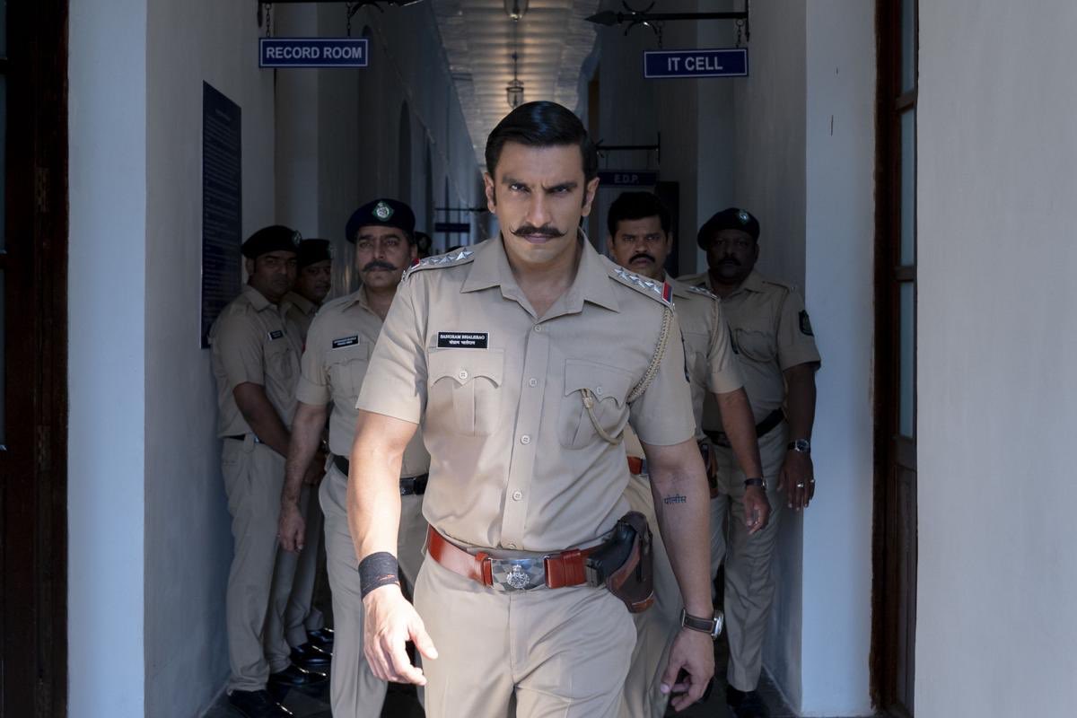 RanveeriansFC's tweet photo. New stills Of Ranveer Singh as #SIMMBA #SimmbaIn3Days 😍💥 https://t.co/90Q9c7gSlB