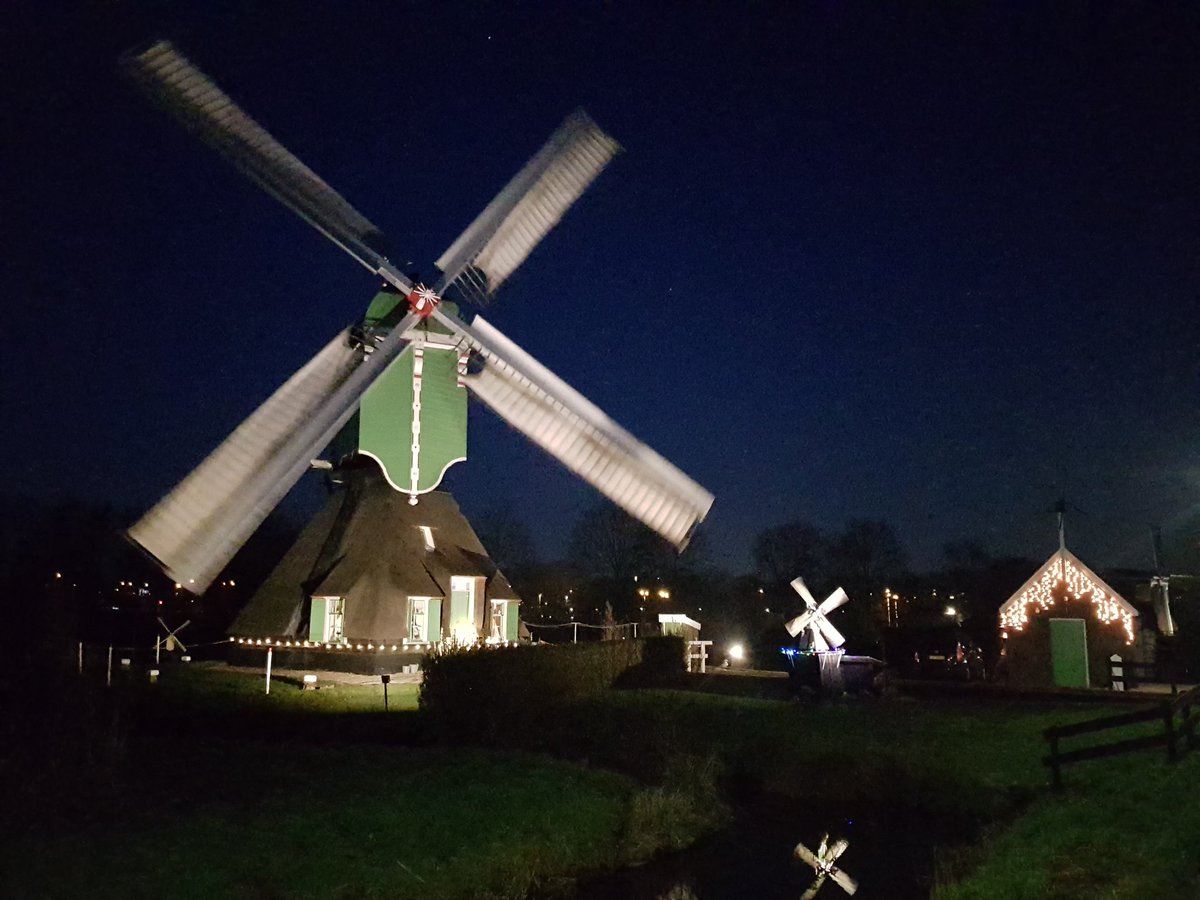 Vrolijk kerstfeest allemaal! Vanavond draaien de <a href="/Westmolen/">Westmolen</a> en @Oostmolen1817 mooi in de verlichting! #molen #Gorinchem