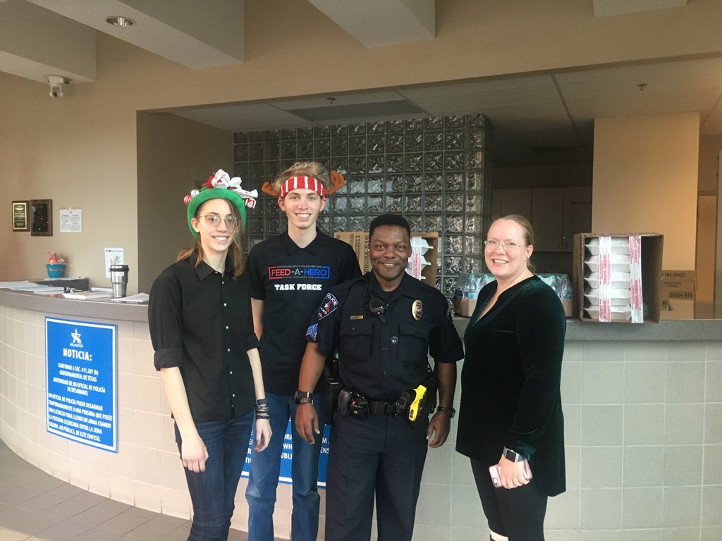 ArlingtonPD's tweet photo. A heroes thank you to @feedahero! 
Volunteers with Feed-A-Hero delivered BBQ lunch to feed officers, detention officers, @Arlingtonfire, dispatchers &amp; 911 call takers, all working to keep the City of Arlington safe. We appreciate your thinking of us on #ChristmasDay! 
#feedahero https://t.co/Q5GJeKfNVj