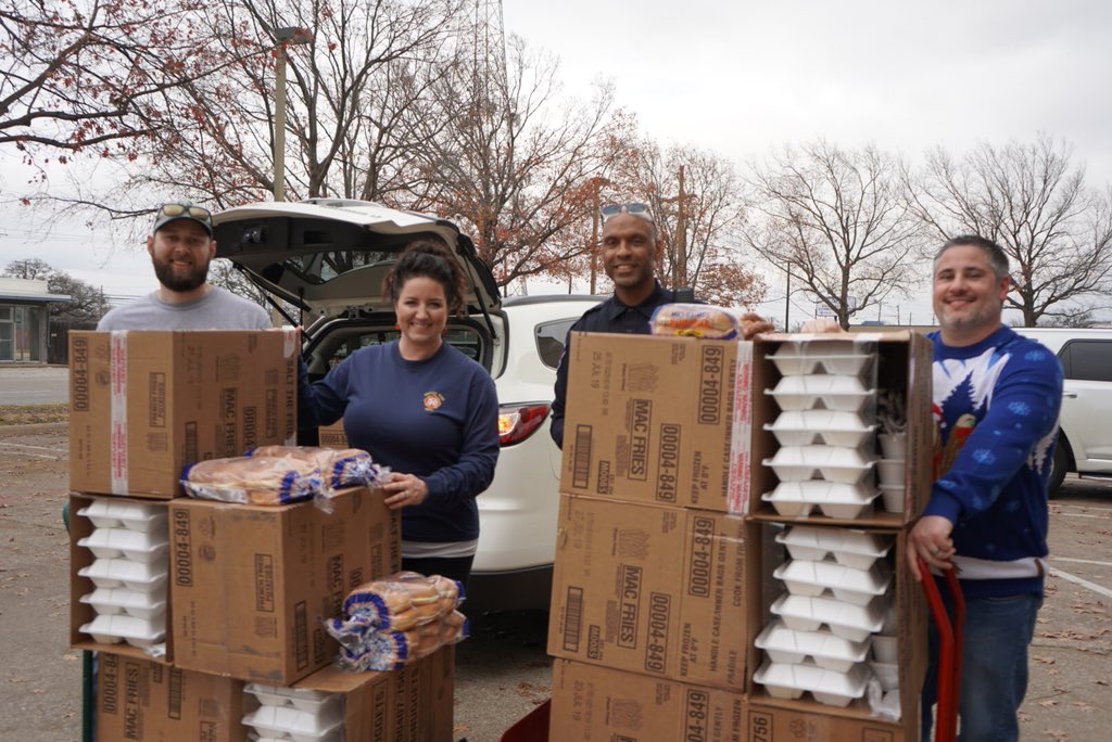 ArlingtonPD's tweet photo. A heroes thank you to @feedahero! 
Volunteers with Feed-A-Hero delivered BBQ lunch to feed officers, detention officers, @Arlingtonfire, dispatchers &amp; 911 call takers, all working to keep the City of Arlington safe. We appreciate your thinking of us on #ChristmasDay! 
#feedahero https://t.co/Q5GJeKfNVj