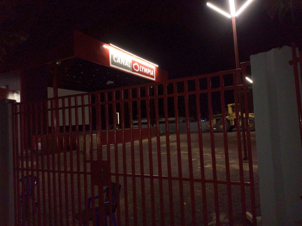 BibericLokwa's tweet photo. #BrazzaByNight
BRAZZAVILLE, prรฉcisรฉment Poto-poto se dote d'une Salle #Olympia pour Cinรฉma, assorstie d'un podium moderne externe pour spectacle.
#ChezMoiAuCongo #242wallpaper https://t.co/hfn7kDSLBG