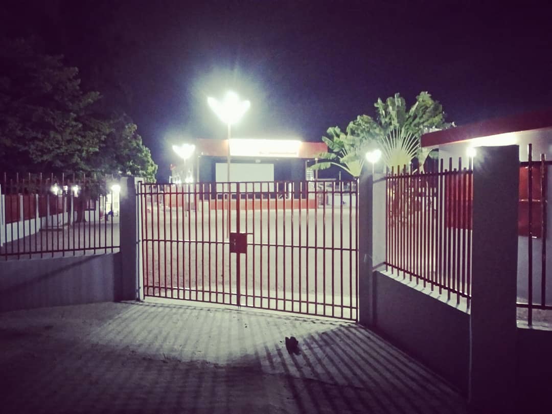 BibericLokwa's tweet photo. #BrazzaByNight
BRAZZAVILLE, prรฉcisรฉment Poto-poto se dote d'une Salle #Olympia pour Cinรฉma, assorstie d'un podium moderne externe pour spectacle.
#ChezMoiAuCongo #242wallpaper https://t.co/hfn7kDSLBG