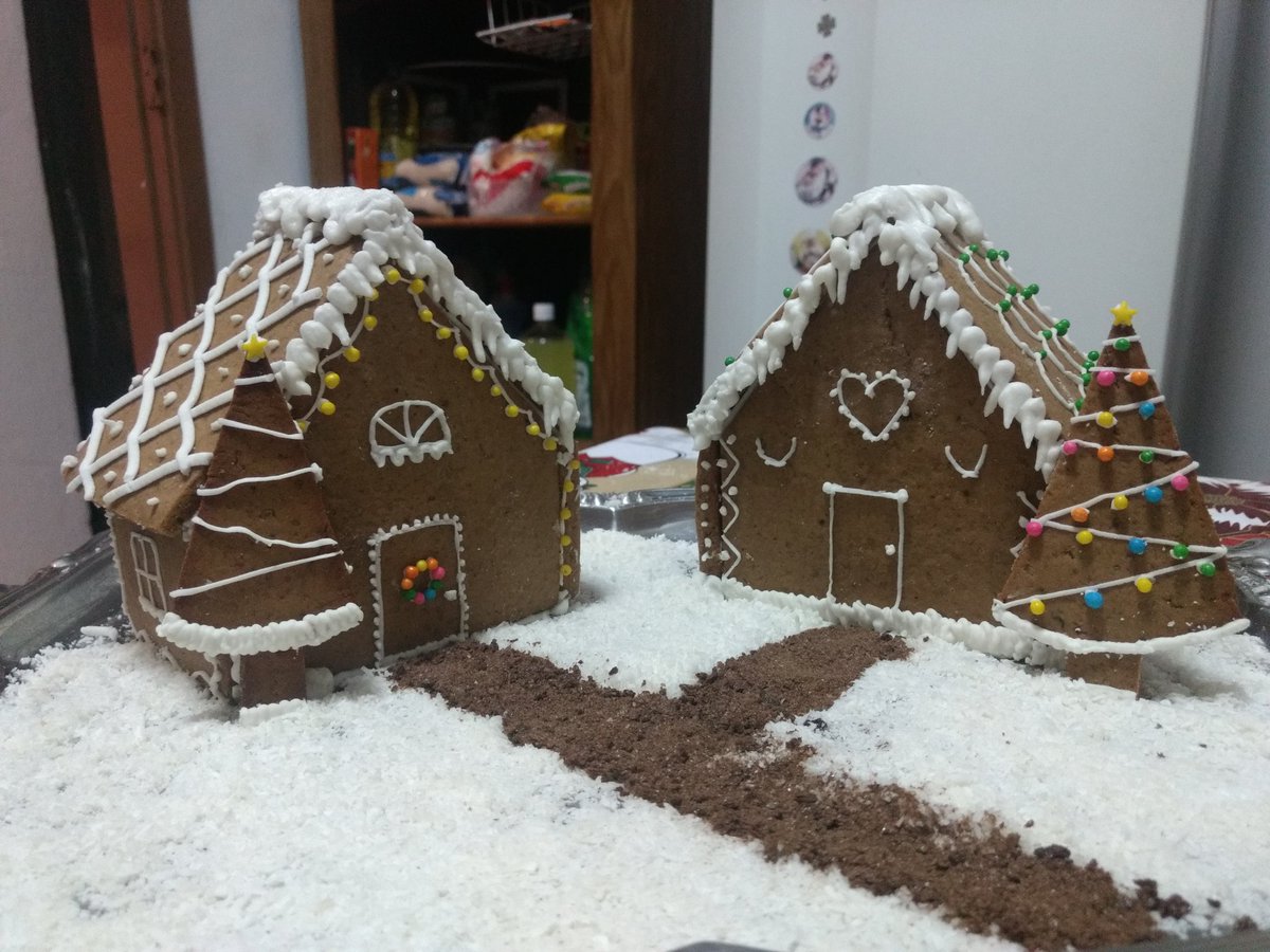 BethRs_'s tweet photo. Eu tô muito orgulhosa das minhas casinhas de biscoito haushaushaus
#ickfd https://t.co/WfbtNERI2c