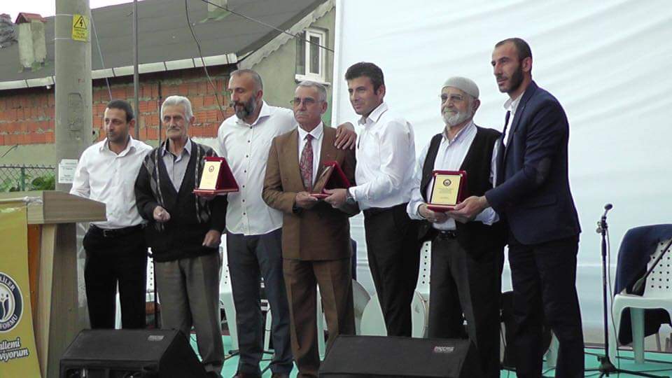 gultepeliler's tweet photo. Geçmişini Bilmeyen Geleceğine Sahip Çıkamaz.
Mahallemiz büyüklerine saygı Plaketlerini taktiö edip, bauramlaşma programlarını organize ettik.
#mahallemiziseviyoruz https://t.co/0yytX1L0Vl