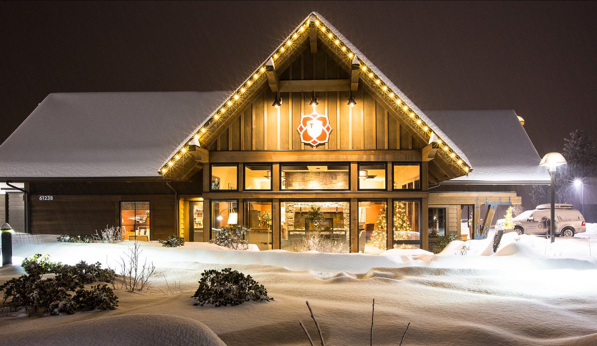 Merry Christmas to all, and to all a good night! 🎄
#happyholidays #deckthehalls #tetherowresort #merrychristmas #merryandbright #backyardbend #exploregon