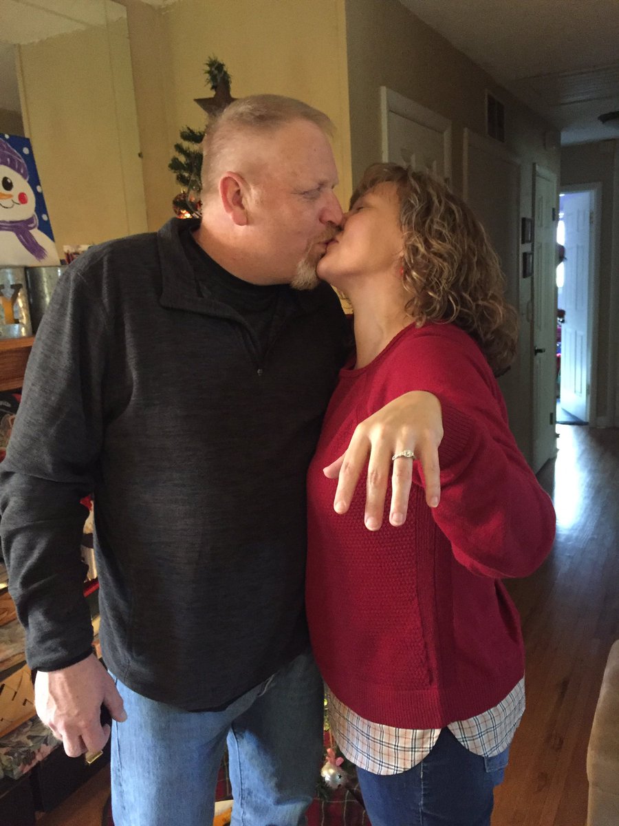 AngelaBaggs's tweet photo. Merry Christmas 🎄🎁 💍 😍 https://t.co/WTKZyxzcZL