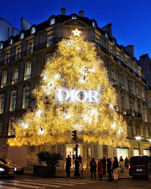 werbowys's tweet photo. took me a while to find this instapopular place and there were no less than five bloggers there trying to get their shot without getting into traffic 😂 i was more interested on how @dior built this beautiful display! happy christmas, all ✨🎅🏼🎄
.
.
.
.… https://t.co/FbekpHQ3kC https://t.co/JQEQgP0ToM