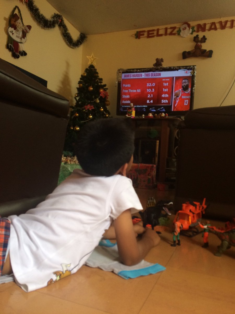 AngieCaceresP's tweet photo. Feliz feliz navidad! 🎄❤️
#NBAxESPN @CoachCMorales @AlvaroNBAMartin  
Aquí nos quedamos hasta el ��ltimo partido! 🏀🇵🇪 https://t.co/wIEmPKWuDF