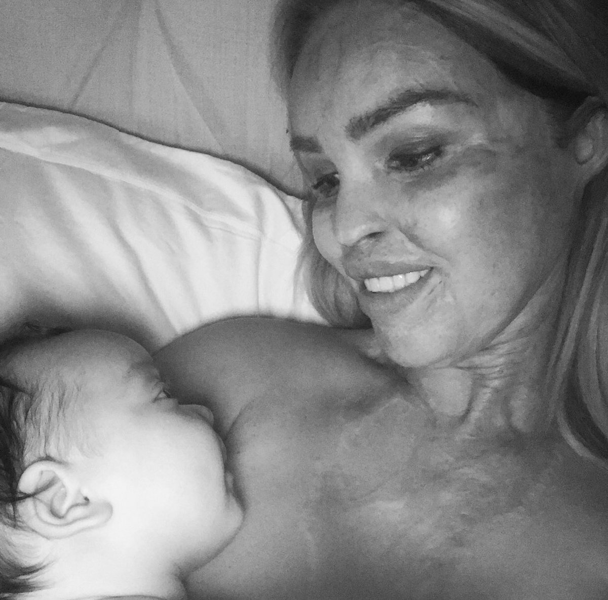 KatiePiper_'s tweet image. 1st pic Christmas tonight!
2nd pic Christmas Last year
3rd pic Christmas 7 years ago
4th pic Christmas 9 years ago
Time flys, mindset changes, new challenges arise but always grateful for life