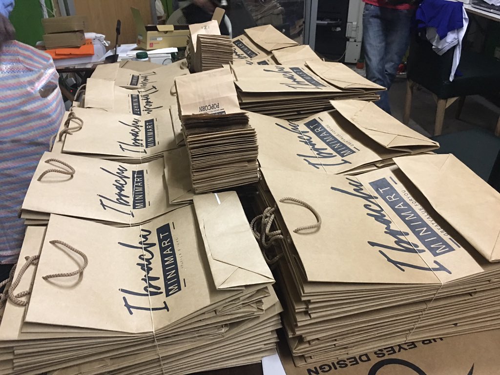 AntonyNgureG's tweet photo. Carrier bags with handles and the branding, from @ksh 35 Talk to us 0733292116 #E254 #e254branding #MyPredictionFor2019
#MerryChristmasYaFilthyAnimal
#ChristmasDay2018
#CutsForCure
#UsMovie
#MerryChirstmas @E254branding @KakituMusik @ntayia_gideon https://t.co/WIcHw8ARsj