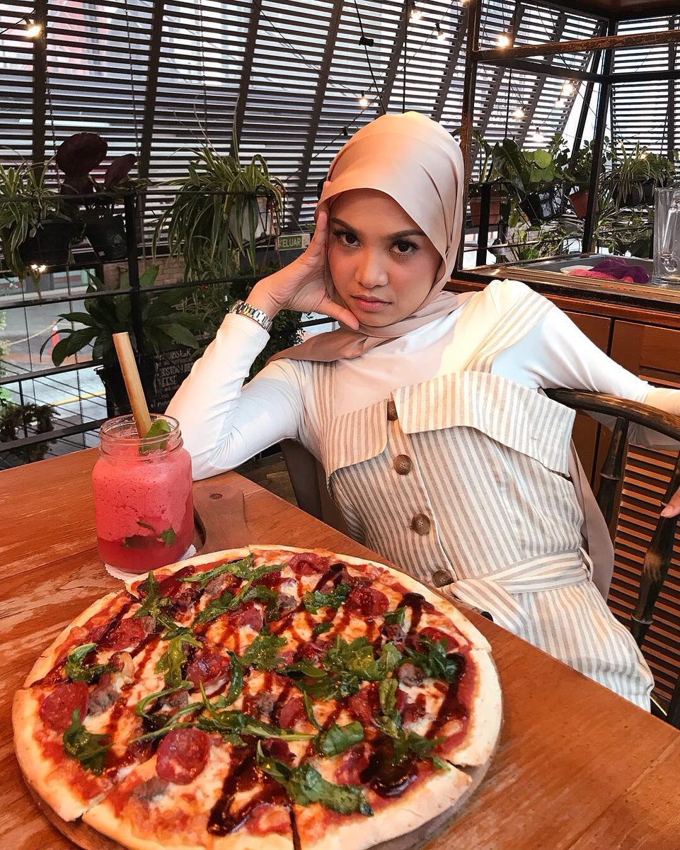 ntv7malaysia's tweet photo. Anyone nak teman Nabila? Tak boleh habis makan sorang ni ๐คฃ
@_nabilarazali #feelcelebrity #breaklunch #nakdiet #nextyear #bukan #tahunni #azam2019 #siscuba https://t.co/lPLCBl3SGO